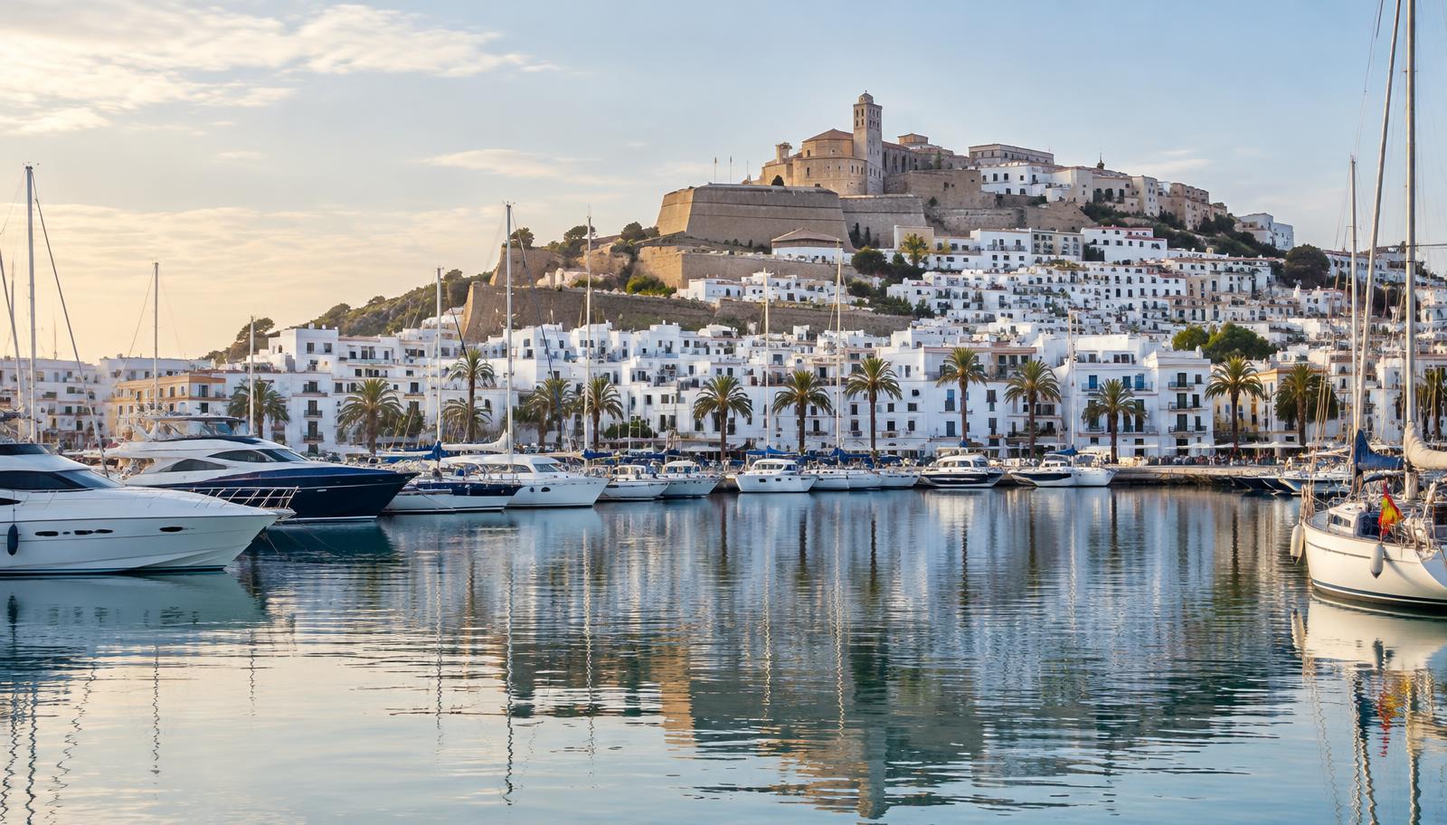 Puerto de Ibiza con Dalt Vila al fondo